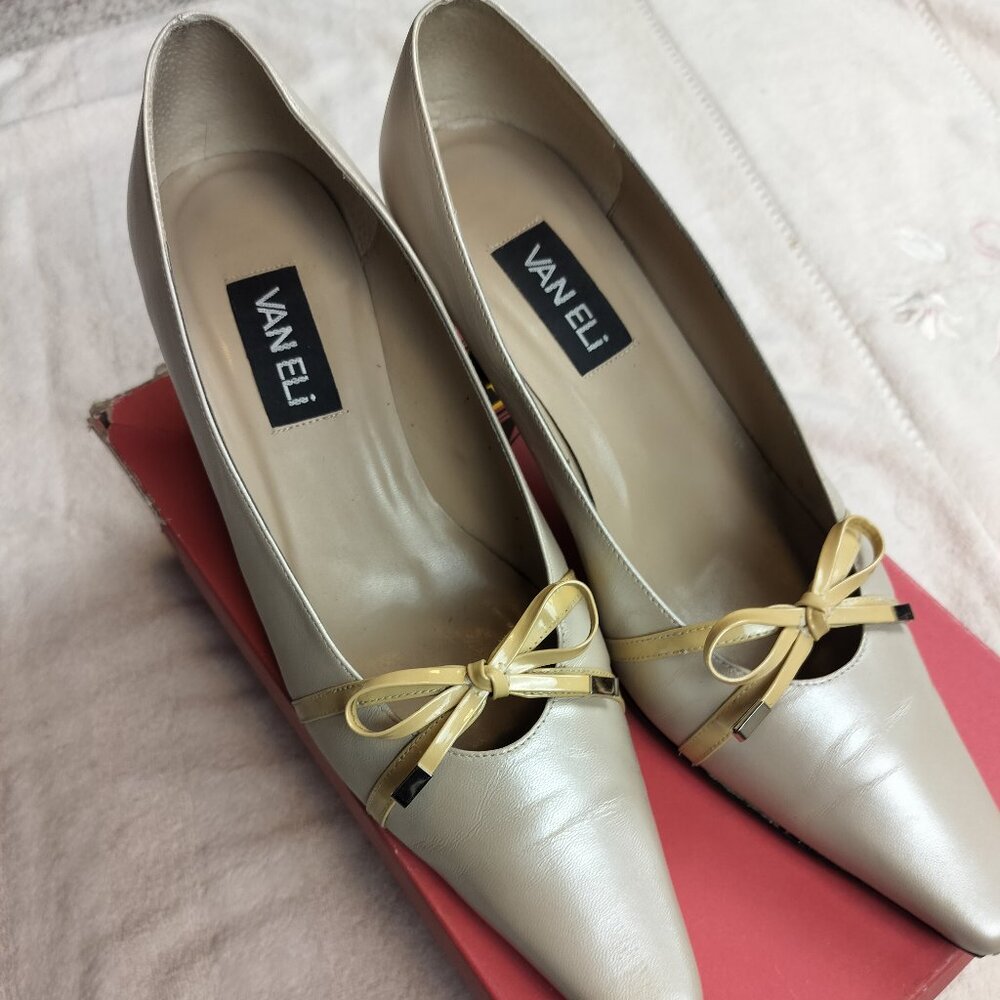 Vintage Vaneli Pearlized Leather Pointed Toe Kitten Heel Bow Pumps Size 10M